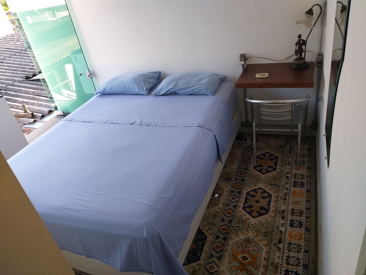 配有标准双人床和空调的房间。 