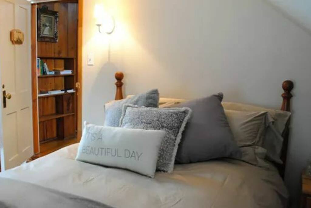 chambre la perdrix avec salle d'eau privé,lit double située dans pignon de toiture