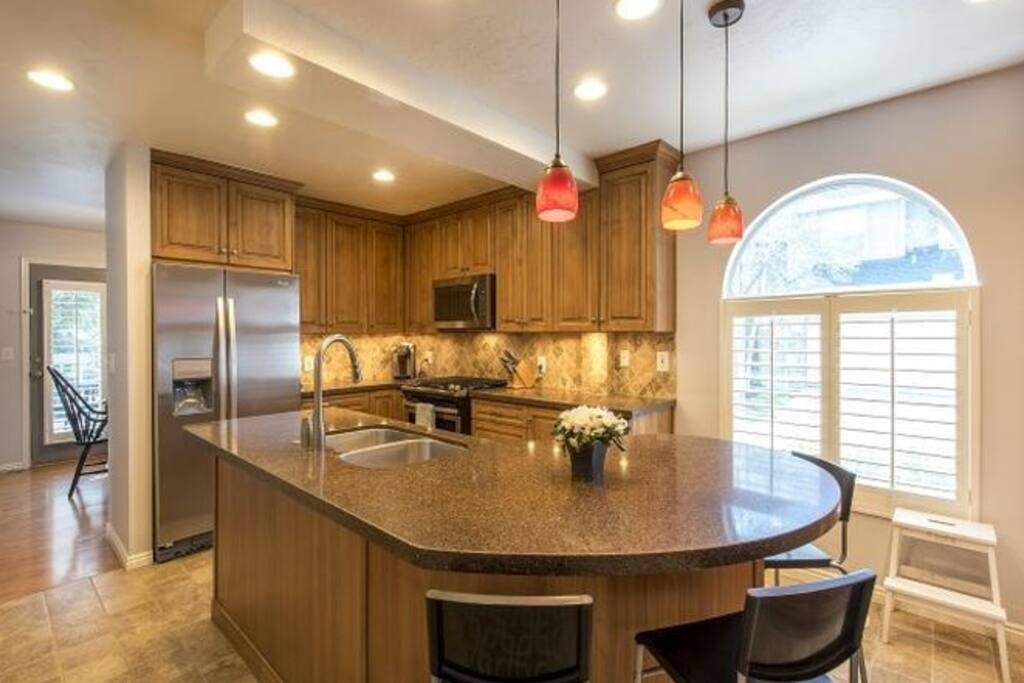 Beautiful Kitchen
Stocked with everything you would want.