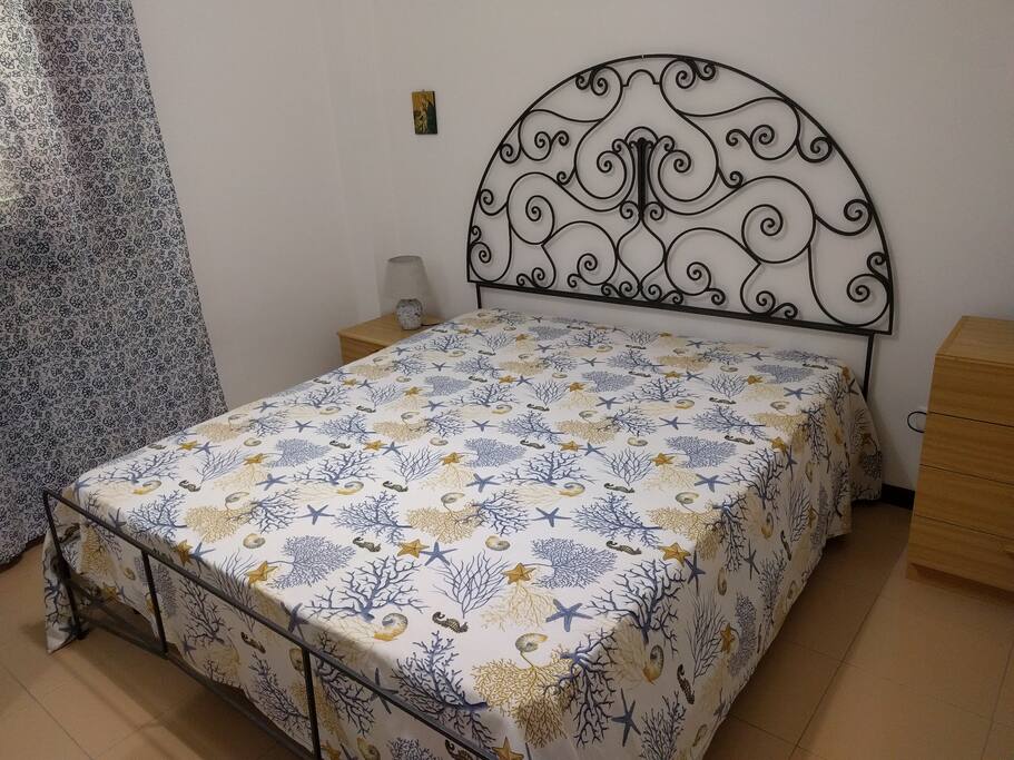 Camera da letto matrimoniale vista finestra