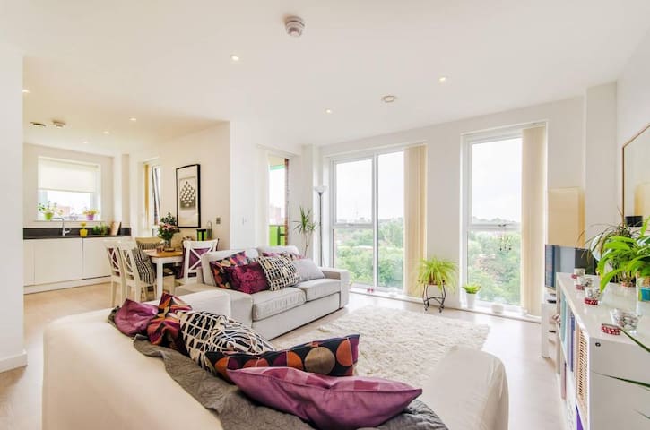 Bright 2-Bed, Fast WiFi Great Weekly Rate