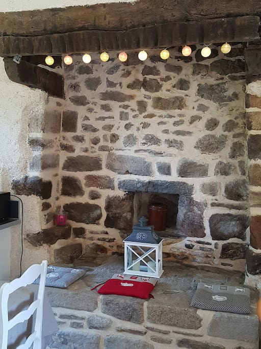 Cheminée authentique en pierres apparentes conservée (non utilisable)