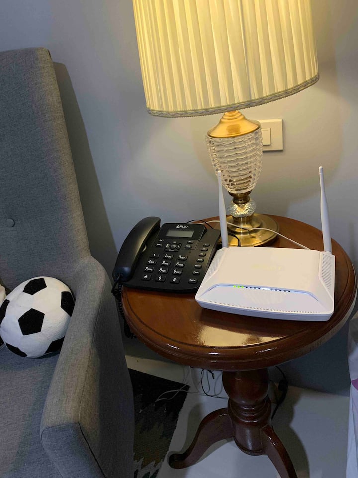 Pamoja na Uunganisho wa WI-FI na Simu ya mezani kwa simu za eneo husika