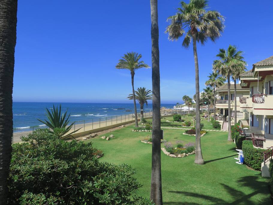 Vista desde la piscina a los jardines y el mar