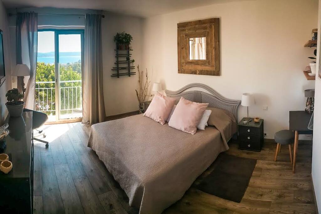 Balcon sur splendide vue mer.
Literie neuve (160/200), TV écran plat 40".
Dressing et salle de bain séparés