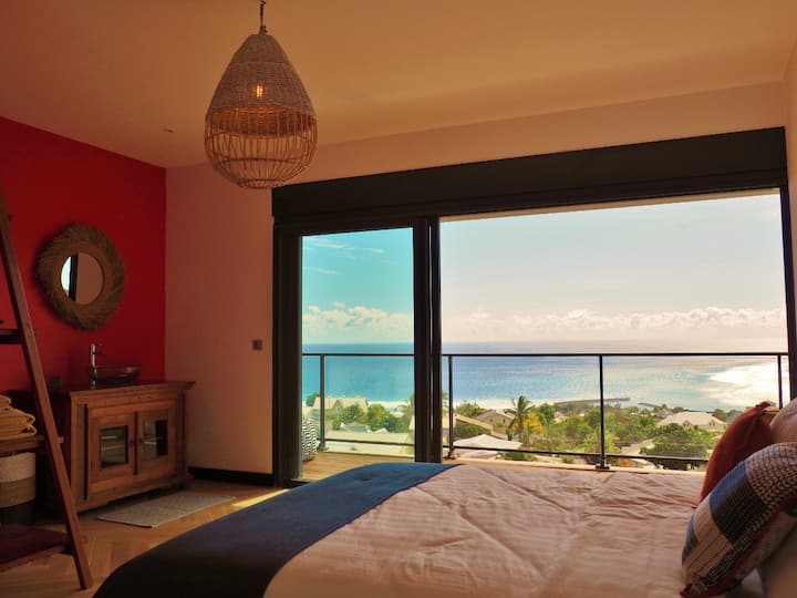 Климатизирана спалня 3 на горния етаж с непрекъснат изглед към океана