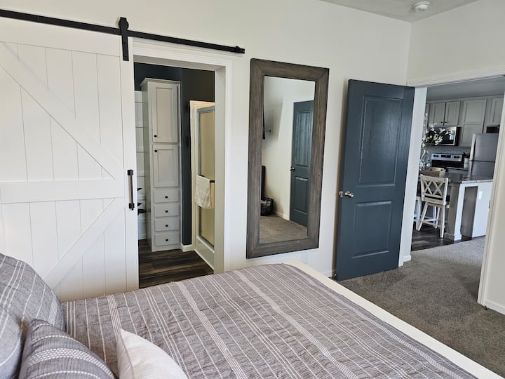 ห้องน้ำใหญ่พร้อมที่อาบน้ำฝักบัวแบบวอล์คอิน