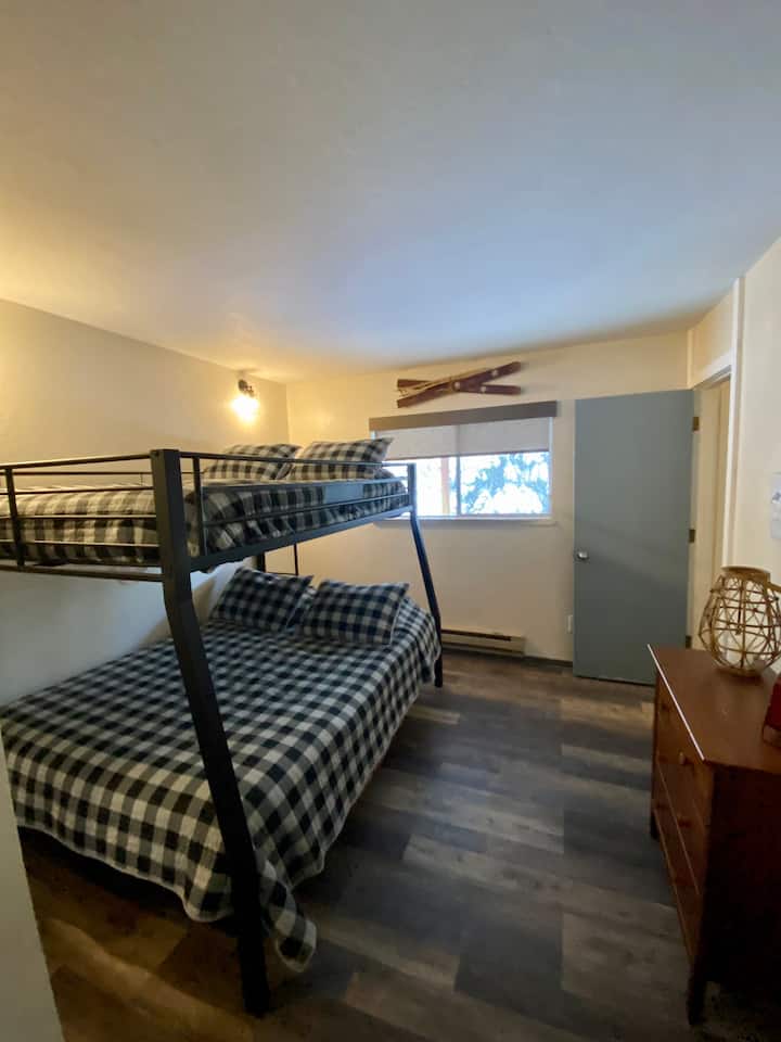 chumba cha kulala 1 (malkia chini/kamili juu)