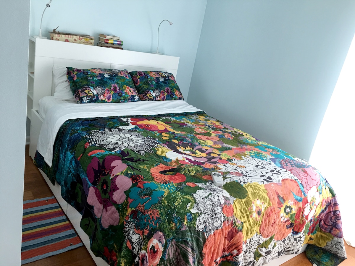 Plava spavaća soba na 2. katu ima bračni krevet i ormar; 100% pamučni poplun