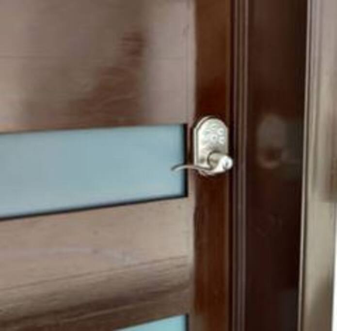 Secure Lock with no keys for you convenience. Check in whenever you need (After 3:00 pm)