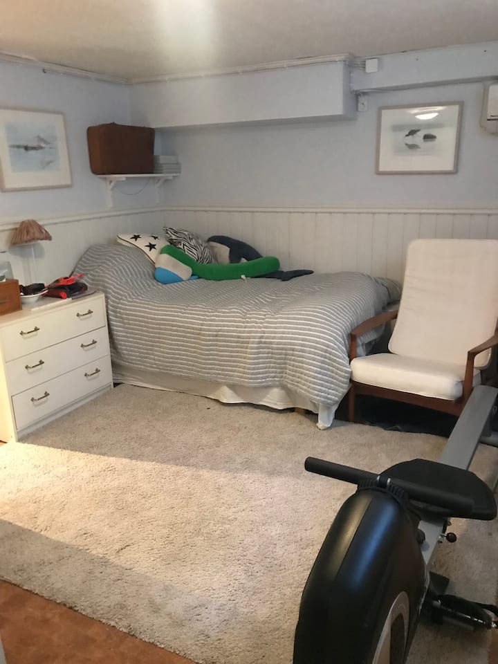 Кревет на долниот кат со брачен кревет. 