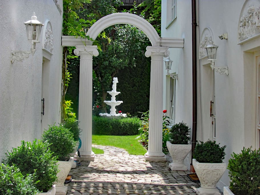 Der Eingang zum Garten führ über eine Arcade