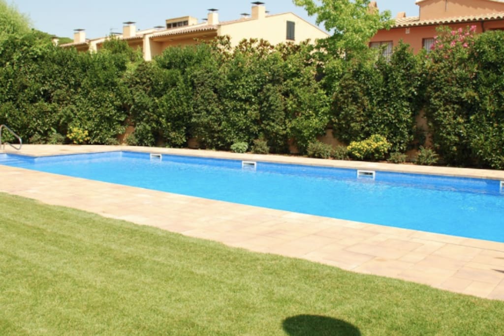 Piscina comunitaria con profundidad adaptada a niños