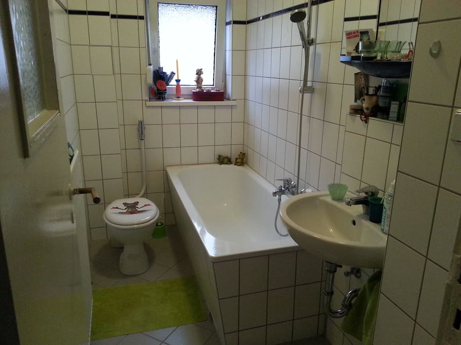 Im Bad sind Badewanne, Waschbecken, Spiegelschrank+mehrere Ablagekonsolen ebenfalls zur gemeinsamen Nutzung vorhanden.