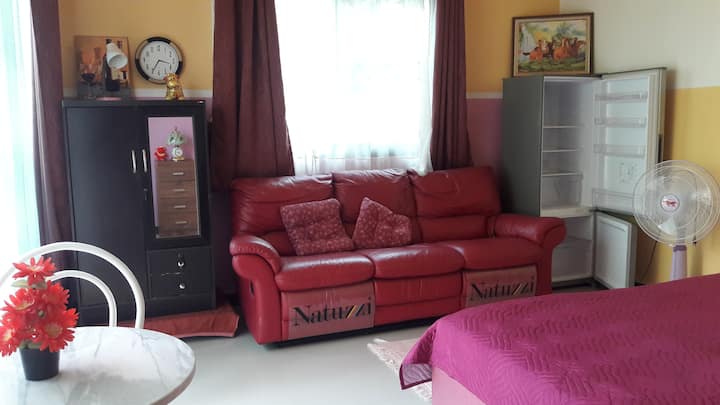 Couch mit ausklappbaren Fußbereichen