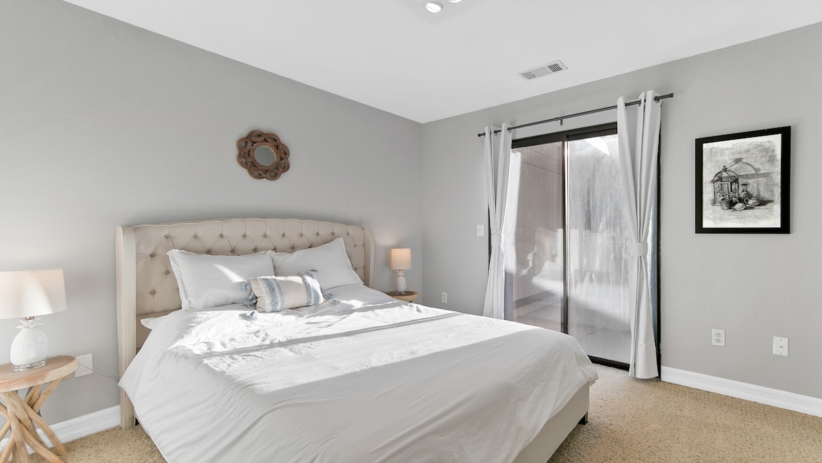 Troisième chambre avec lit Queen Size. Il est très lumineux et le lit est très confortable ! A sa propre entrée vers l'arrière-cour/la piscine.