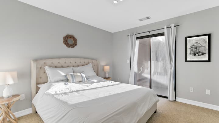 Tercer dormitorio con cama tamaño queen. ¡Es muy luminoso y la cama es muy cómoda! Tiene su propia entrada al patio trasero/área de la piscina.