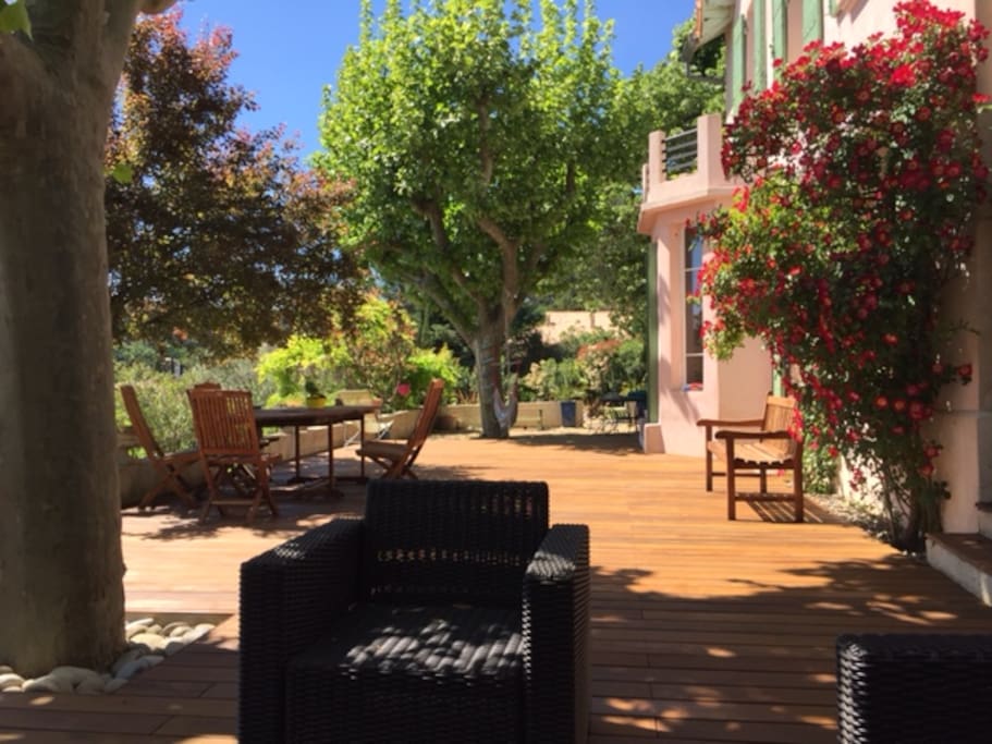 Une grande terrasse bois pour le PdJ, Déjeuner ou le Diner