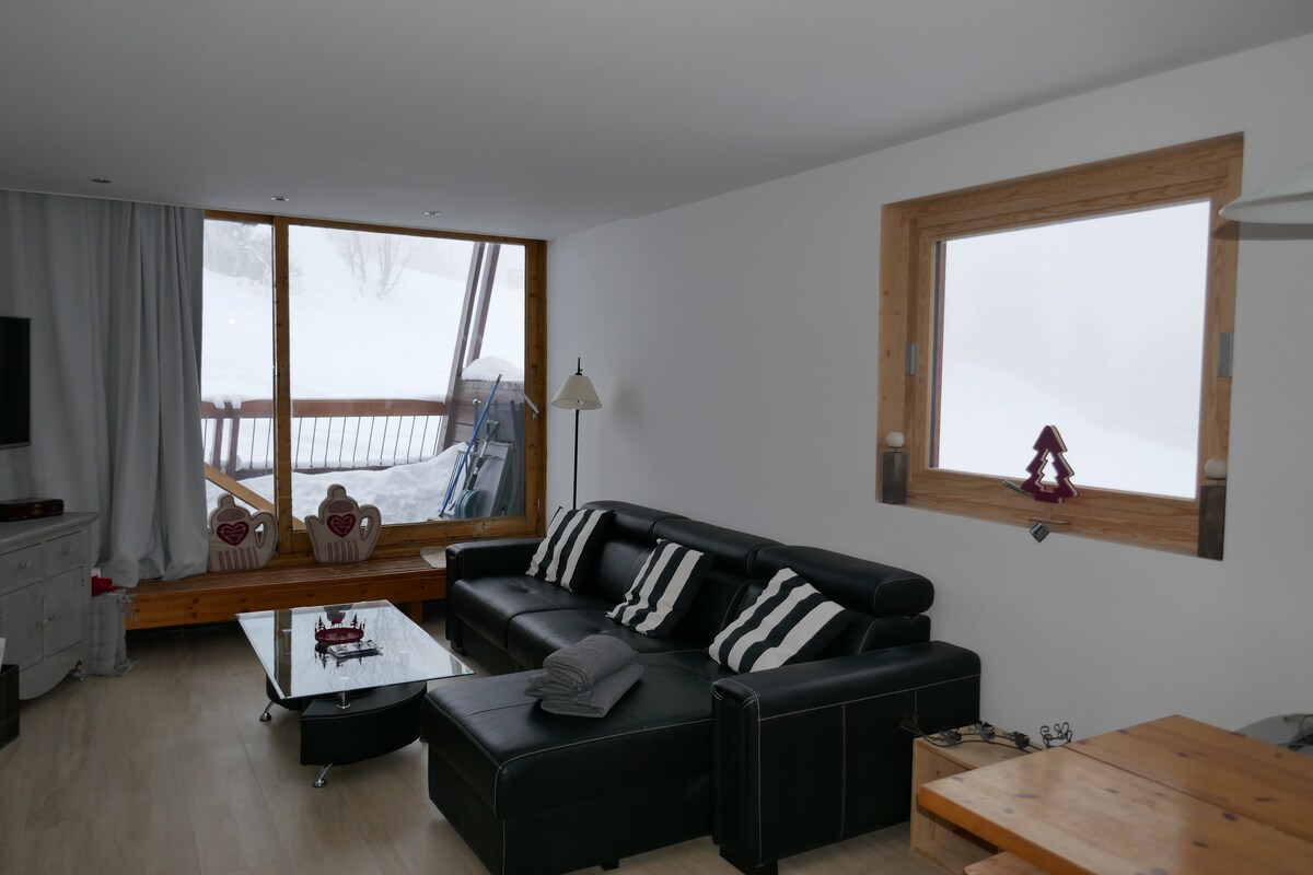 客厅宽敞明亮。沙发可当成床（优质床上用品） ，羽绒被放在沙发床上）