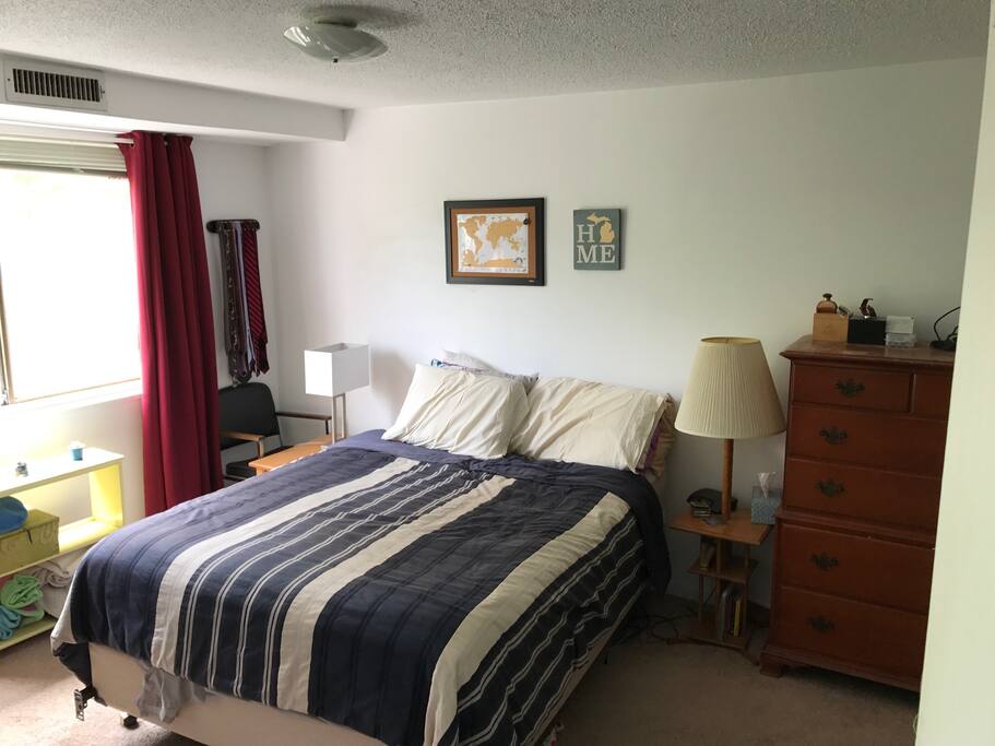 Bedroom w/ Queen bed
