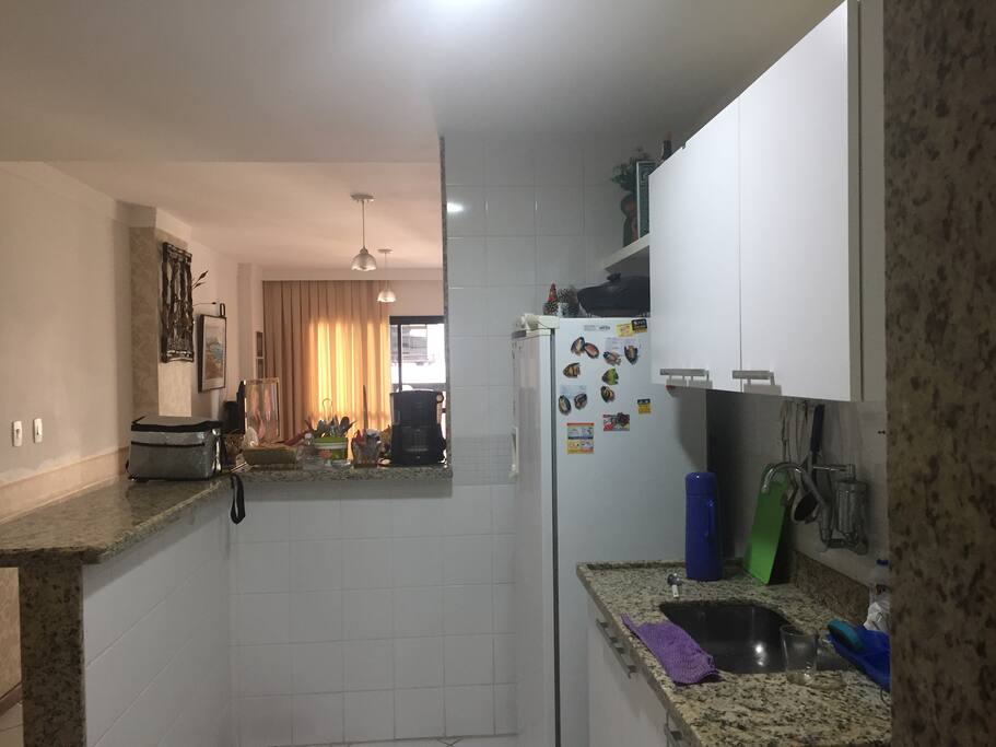Cozinha equipada com Fogao, geladeira, microondas, armário suspenso com escorredor . Copos talheres, vasilhas em geral, cafeteira, mixteira.