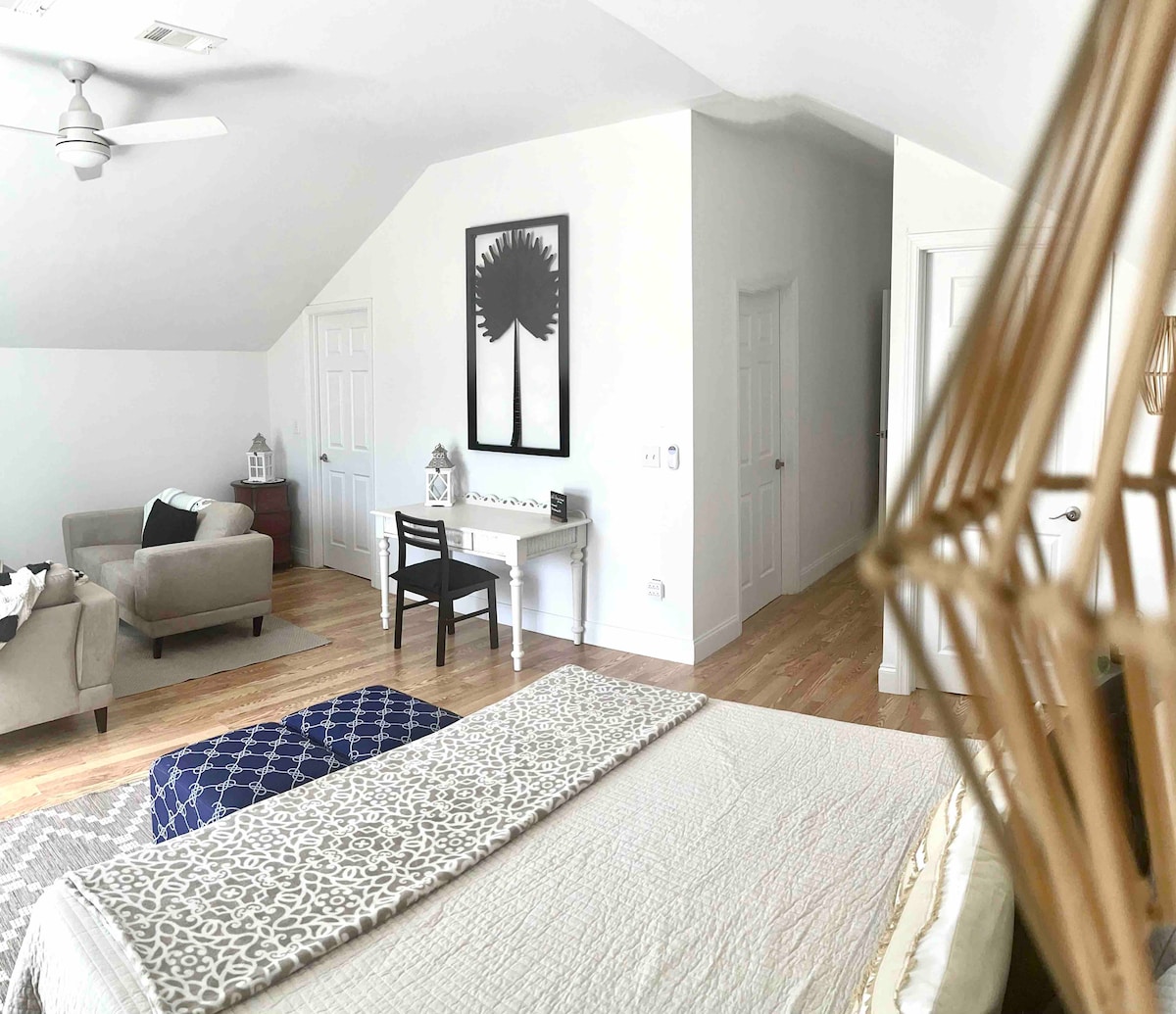 在阳台上打开的开放式客厅/卧室 