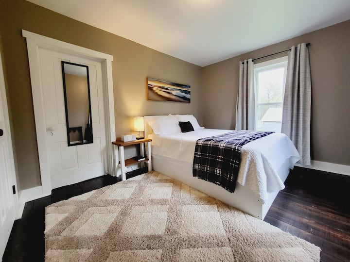 تتمتع غرفة النوم هذه بإطلالة رائعة على الفناء الخلفي! 