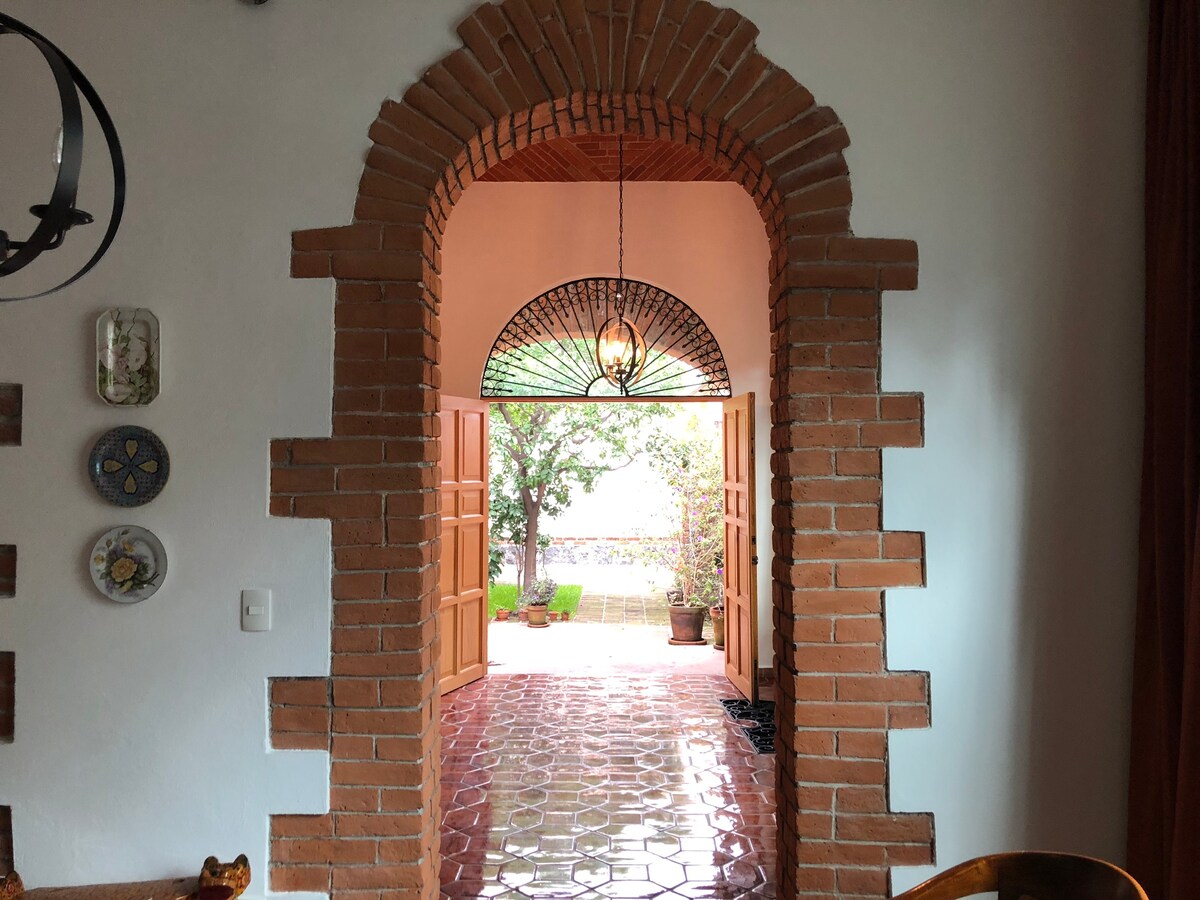 Propiedad de Airbnb exitosa: Colonial house with garden in the center of Coyoacán en Coyoacán