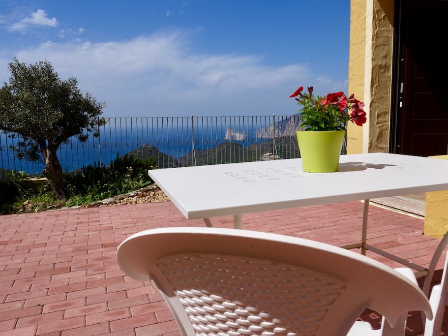 Cortile con vista mare