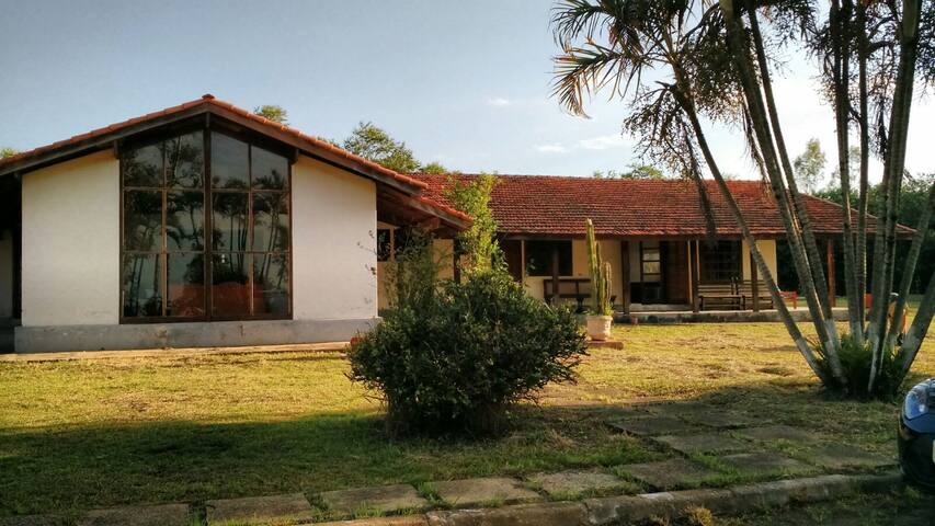 Casa com piscina, churrasqueira e forno de pizza