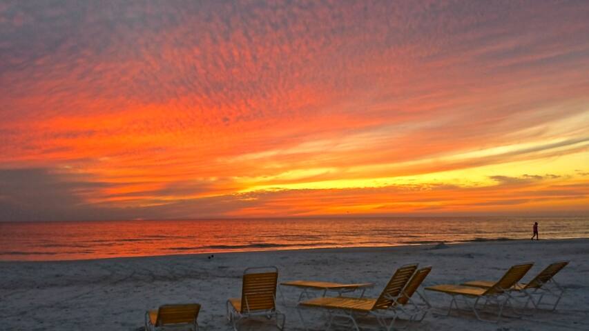 Cute Cottage, Minutes to the Beach!