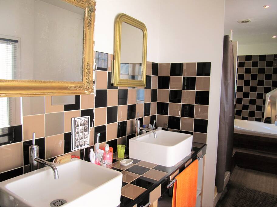 Salle de bain avec douche et baignoire
