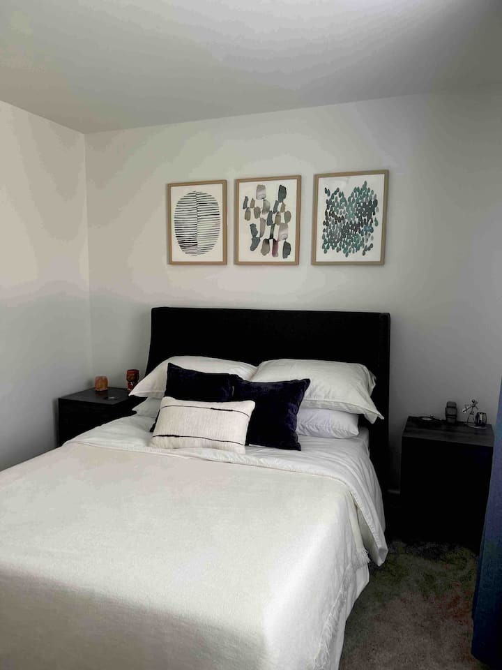 Tercer dormitorio de invitados con mesitas de noche, cama de tamaño completo y cubreespuma viscoelástica de 3 pulgadas. 