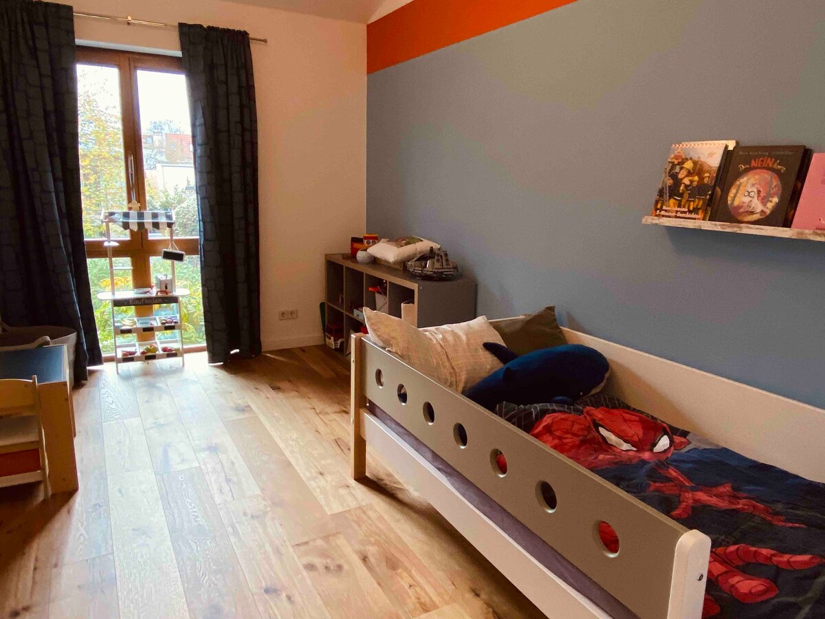 Детска соба со кревет (90x200 см)