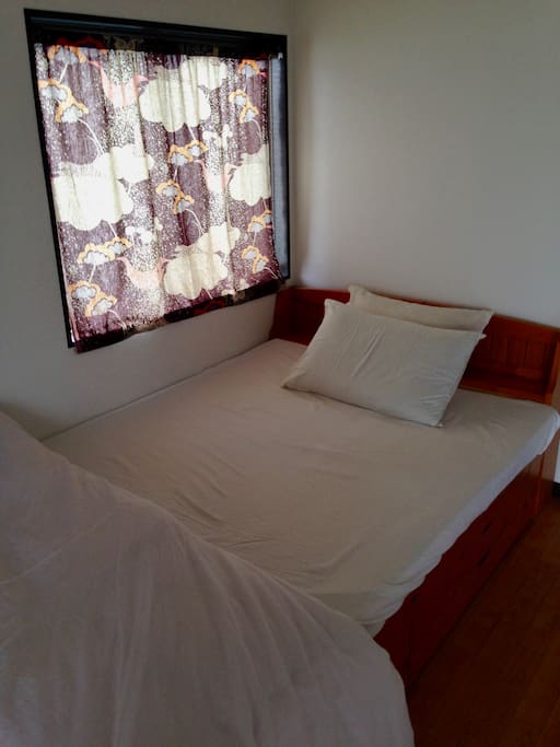 a 125x200 cm bed and 2 futon mats.
