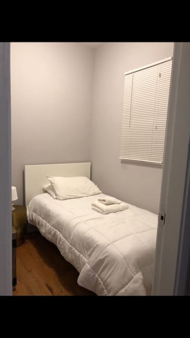 Private Bedroom with a Single Bed