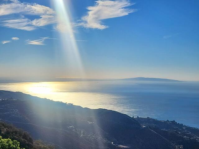 Spectacular Ocean & Mountain Views Villa gallery image 3