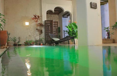 Old Lamu historic house with pool,seaview, toproof