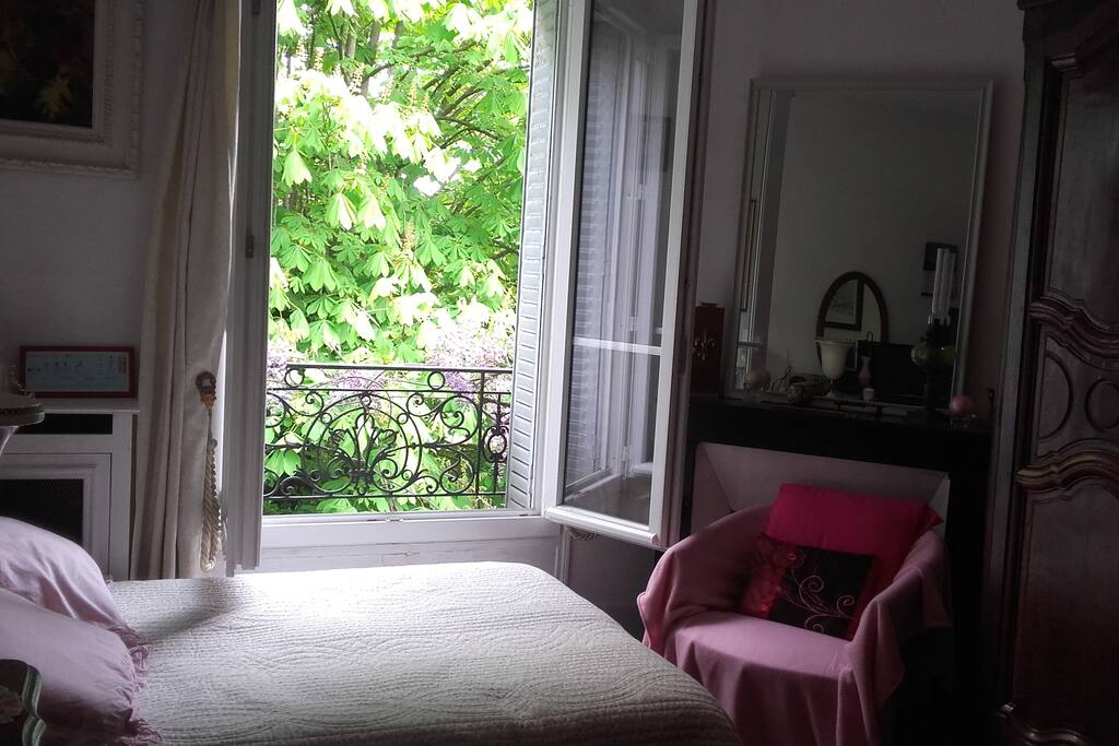 chambre côté fenêtre au printemps
