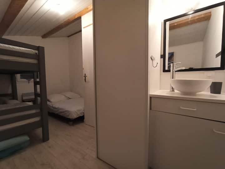 حوض شخصي في غرفة النوم.
يرجى ملاحظة أن السرير المزدوج أضيق قليلاً: عرضه 120.