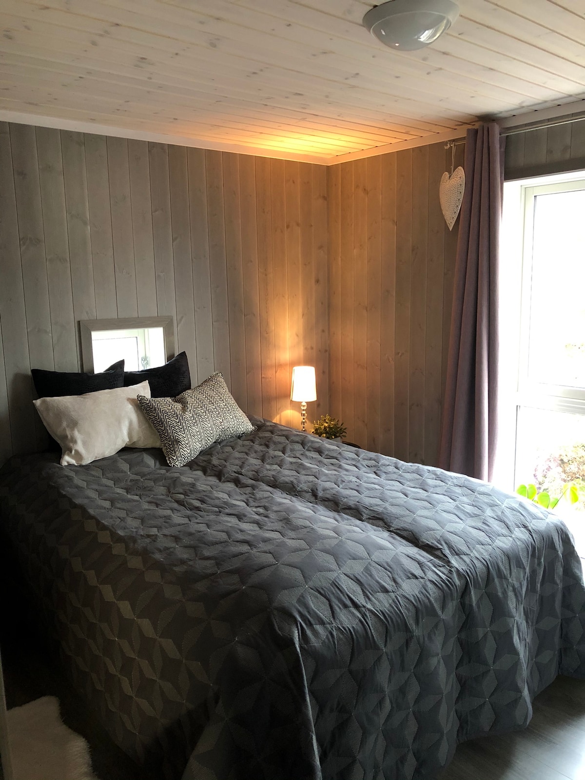 ห้องนอน 1 อยู่ชั้นล่าง ขายของตกแต่ง 150 ซม. 

1 ห้องนอนชั้นล่างเตียง 150 ซม.