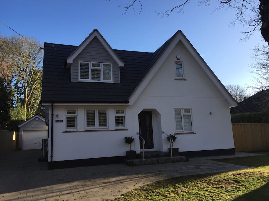 Beautifully refurbished attractive whitewall 5 bedroom cottage