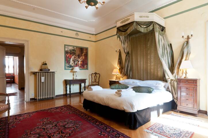 Charming large palazzo in center Venice gallery image 2