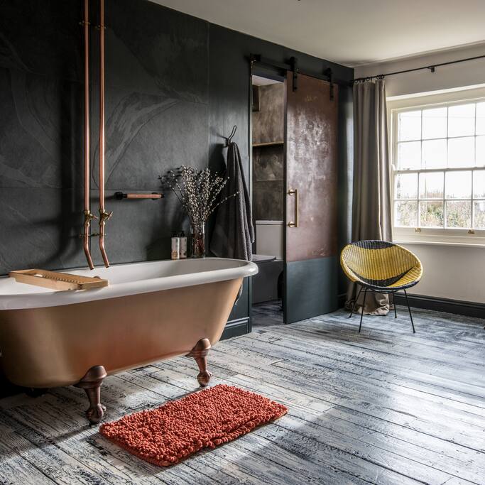 Freestanding bath & ensuite bedroom 2