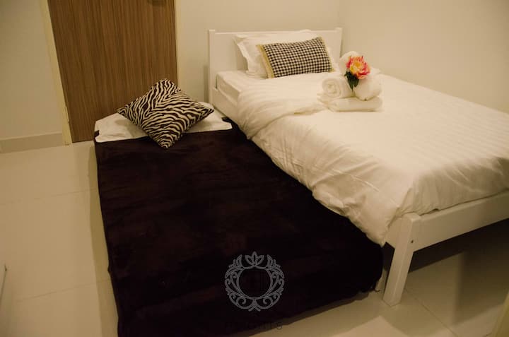 Sakafu ya chini: Chumba cha kulala cha mgeni kina viyoyozi na vitanda viwili vya mtu mmoja na bafu la chumbani