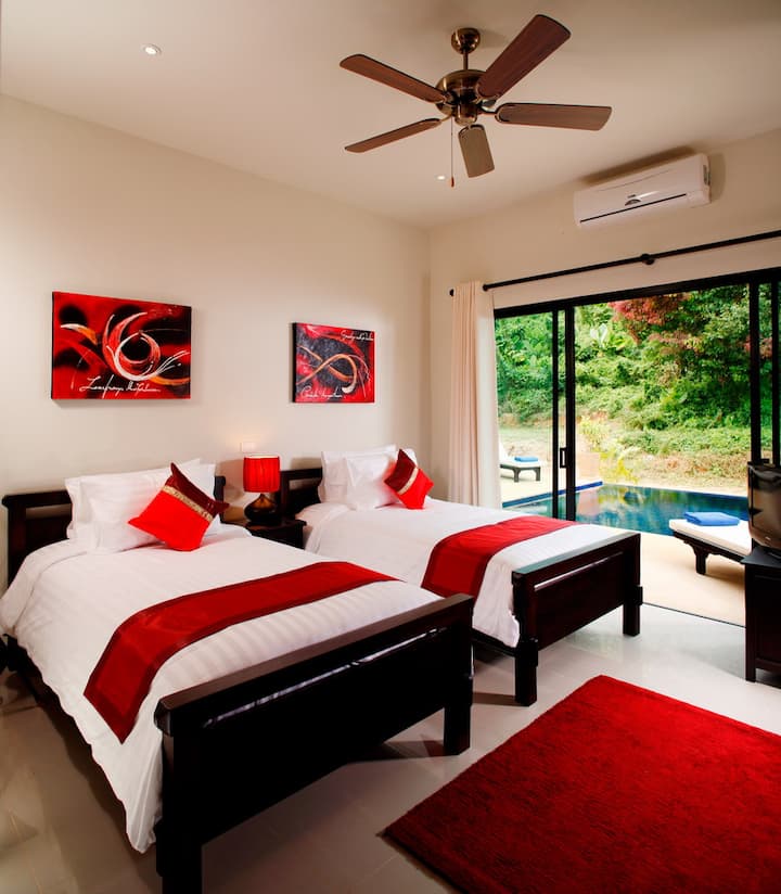 Დიდი ორადგილიანი საწოლები, ტელევიზორით/DVD-დამკვრელით და პირდაპირი საცურაო აუზით