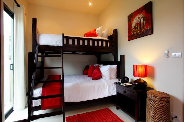 მე-4 საძინებელი 152 × 203 სმ ზომის საწოლით და ერთადგილიანი საწოლით ზემოთ