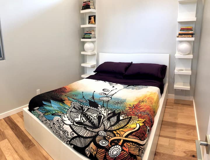 La chambre dispose d'un lit Queen Size avec un incroyable matelas en mousse à mémoire de forme. Beaucoup de personnes fermes mais très confortables. Des prises USB sont disponibles des deux côtés ainsi que plusieurs prises. Dormez bien.