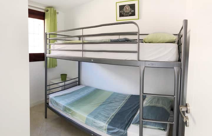 חדר שינה עם מיטת קומתיים