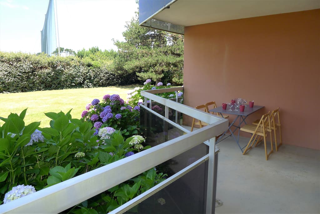 Espace repas avec une table et 4 chaises de jardin